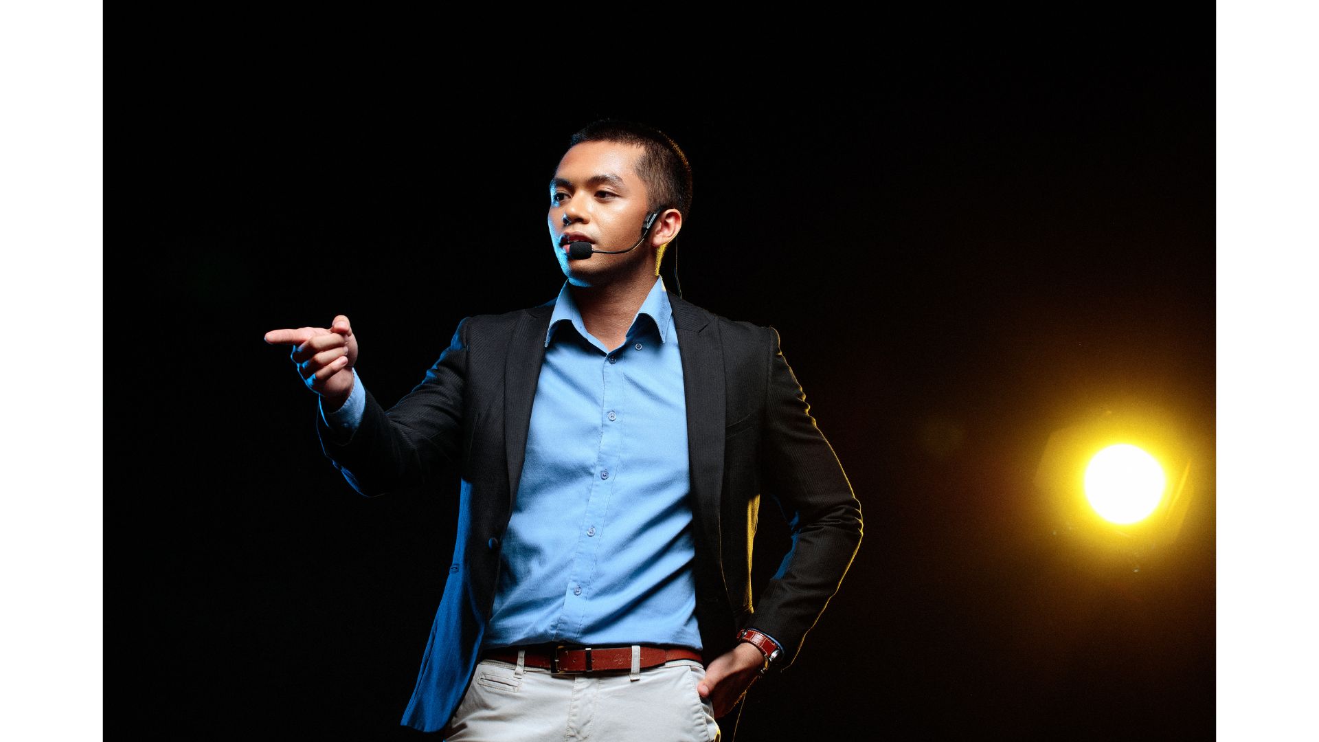 Male Speaking A picture of male presenting, showing that hypnotherapy can help you present.